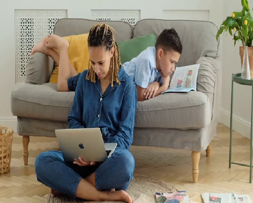 女性上身开始怕冷、乳房胀痛，都是怀孕3-4天身体上的微妙征兆